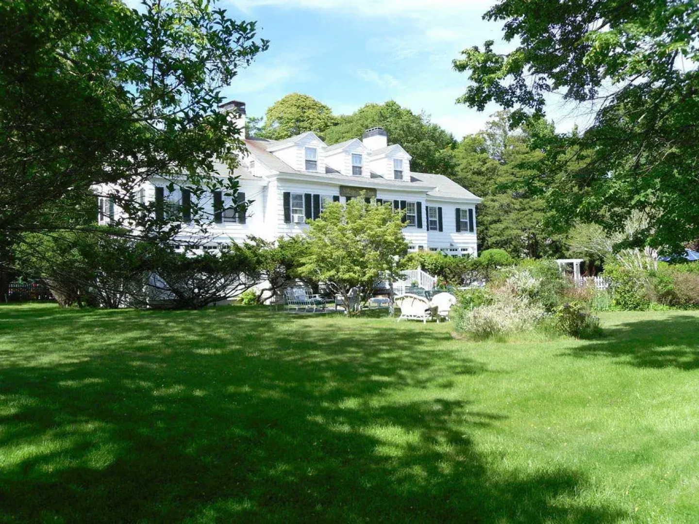 Village Latch Inn Hotel