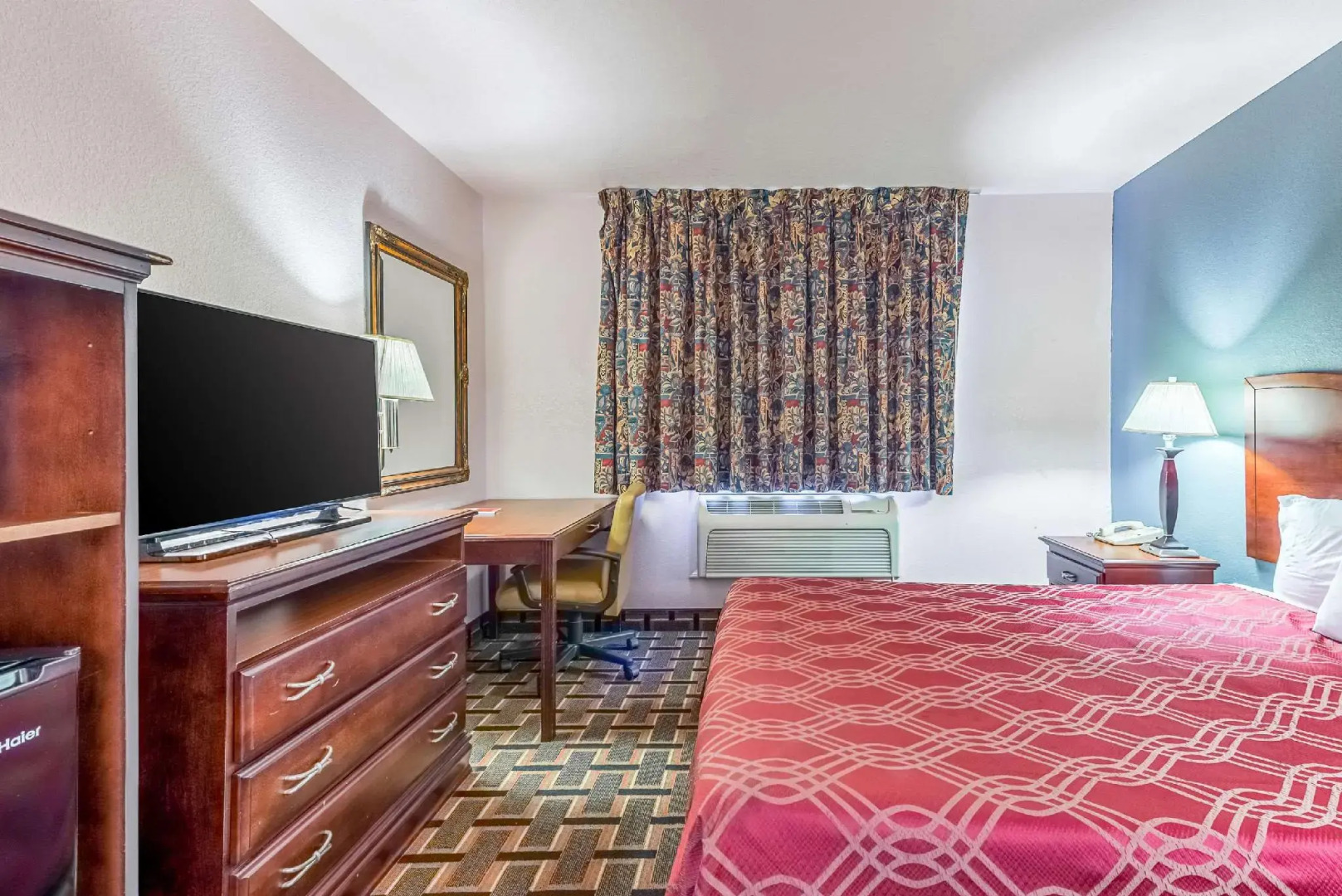 Econo Lodge Inn & Suites