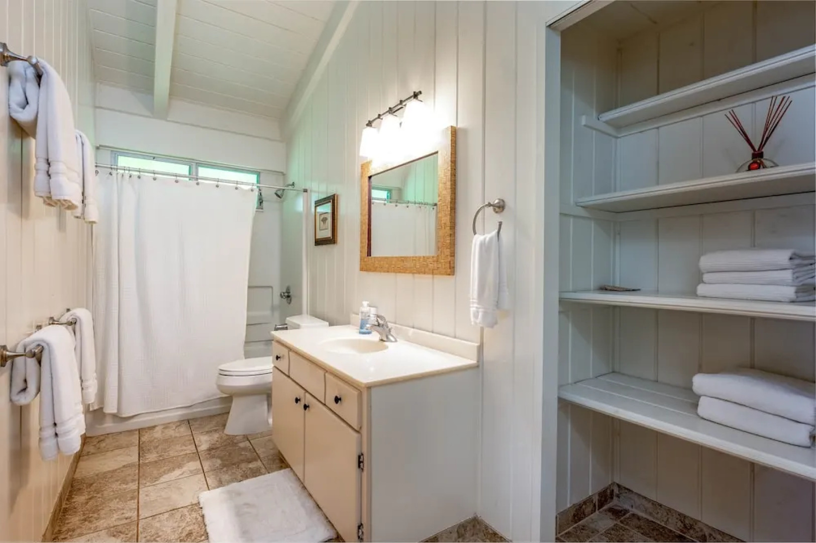 Hale Naninoa 5 Bedroom Home by RedAwning