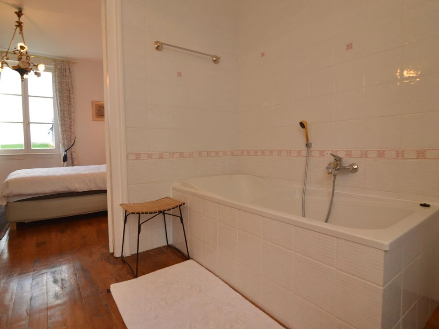 Mansion With all Modern Comforts, Swimming Pool, Large Garden and Stunning Views