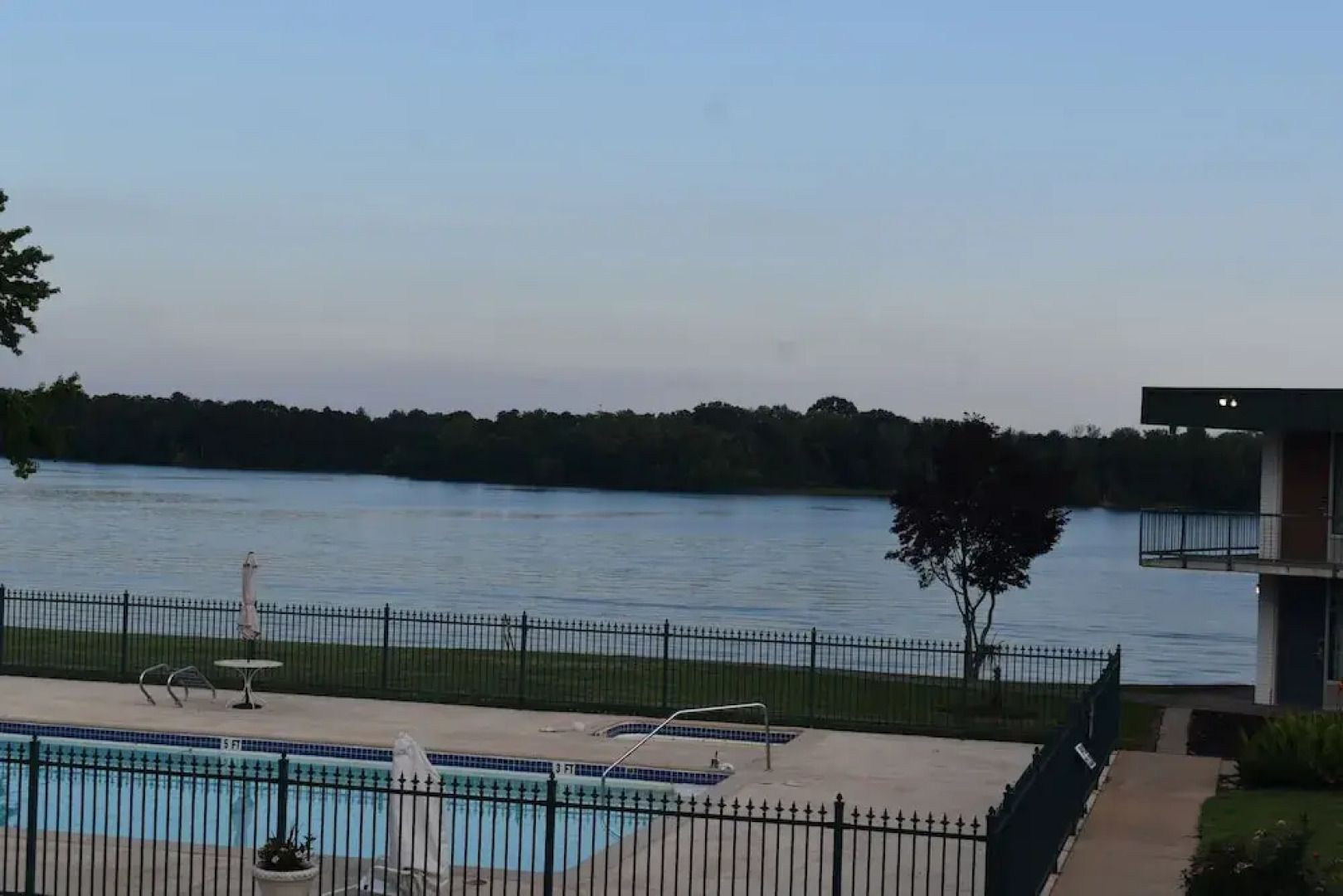 Super 8 by Wyndham Riverside AL