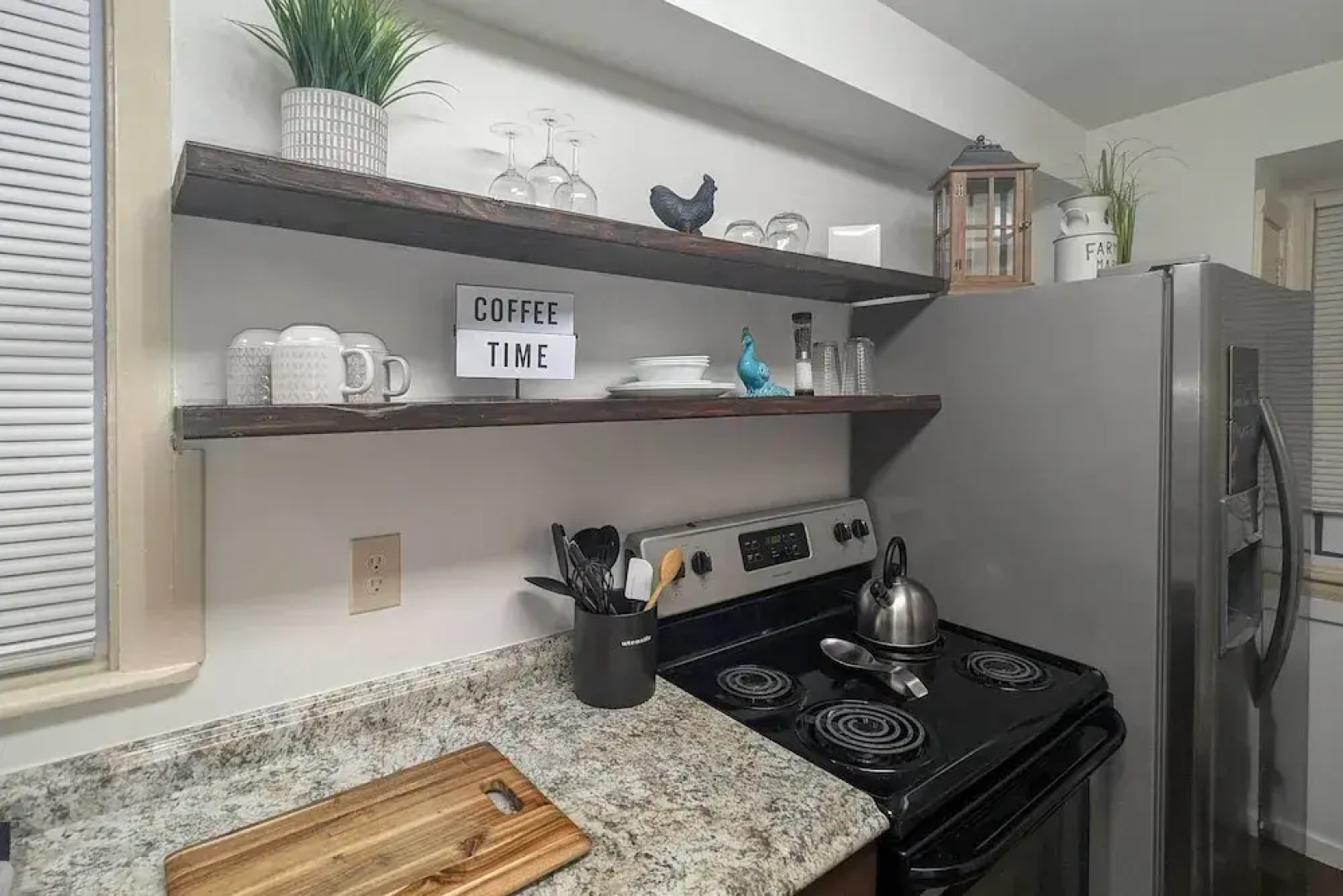 Walk to Restaurants & Shops: Apt in Pennsylvania!