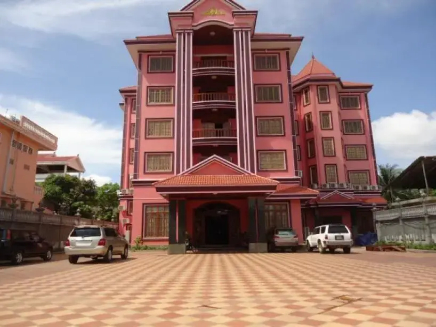 Luck Life World Hotel