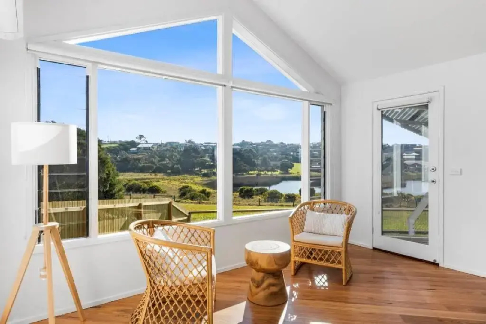 SALTWATER HOUSE - Opposite the beach and views over the lake!