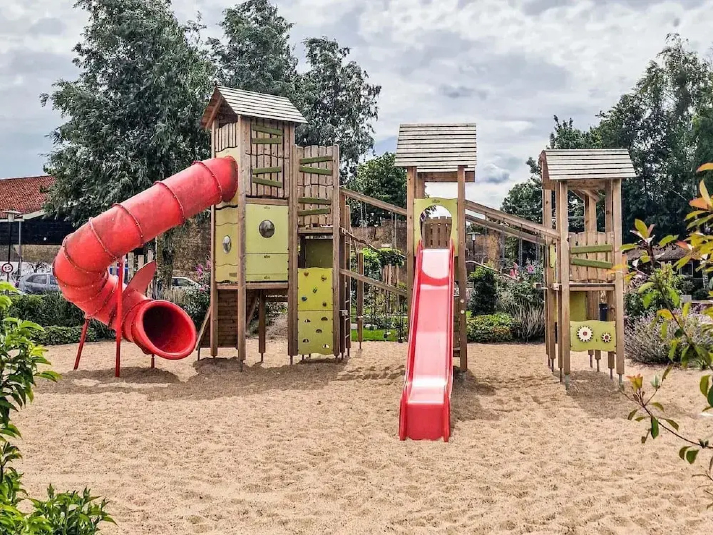 Chalet in a Holiday Park, 18 km. From Rotterdam