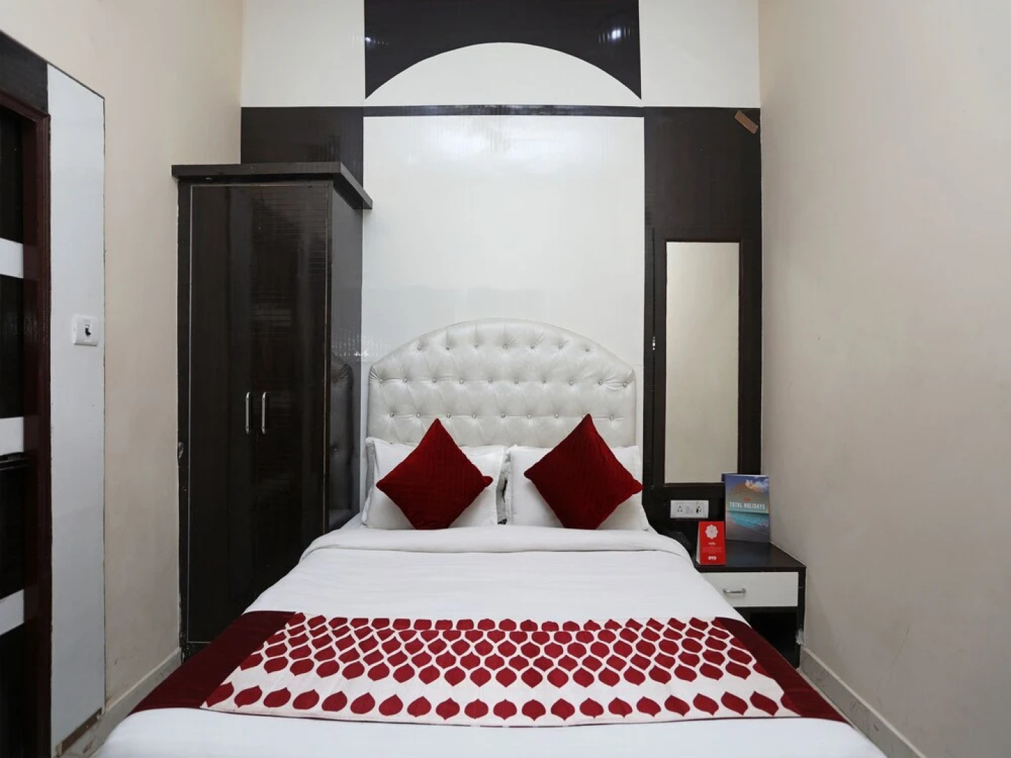 OYO 14949 Hotel Shashi Residency