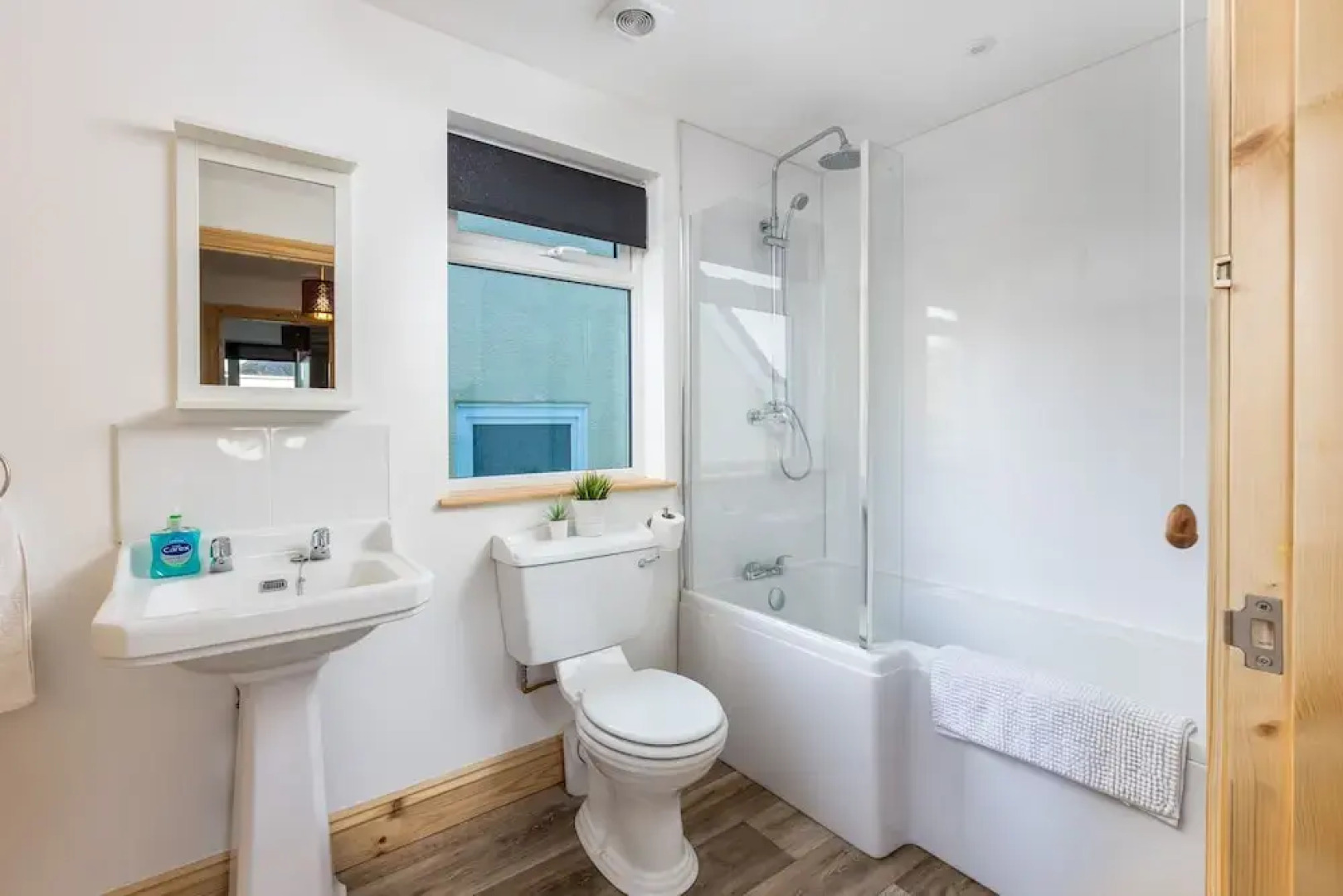 Totnes modern house sleeps 8 , 5 mins to town