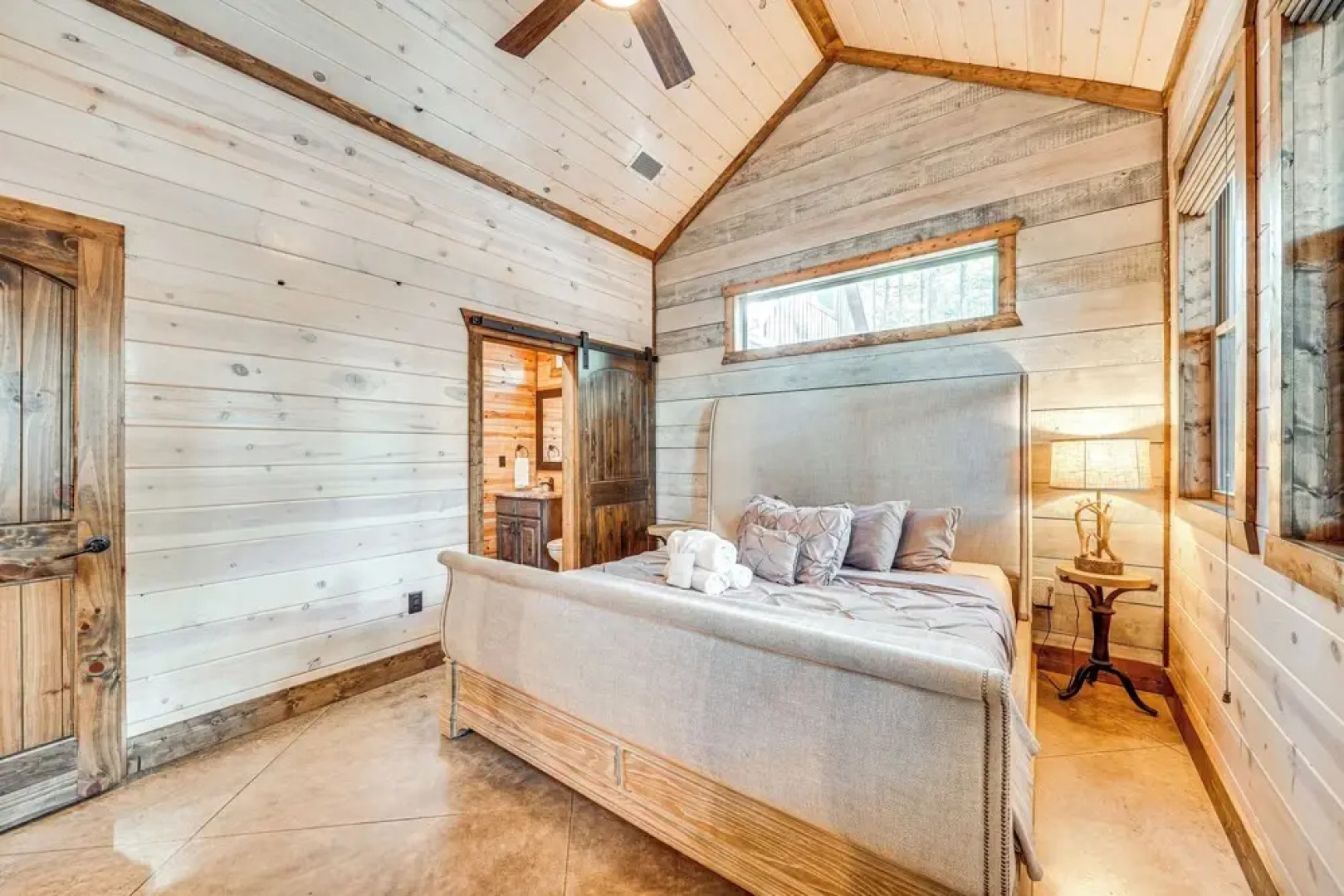 Hot Tub & Game Room: Spacious Cabin in Broken Bow!