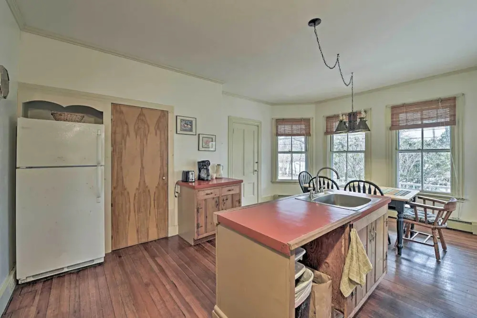 Easy Access to Beaches: Vineyard Haven House