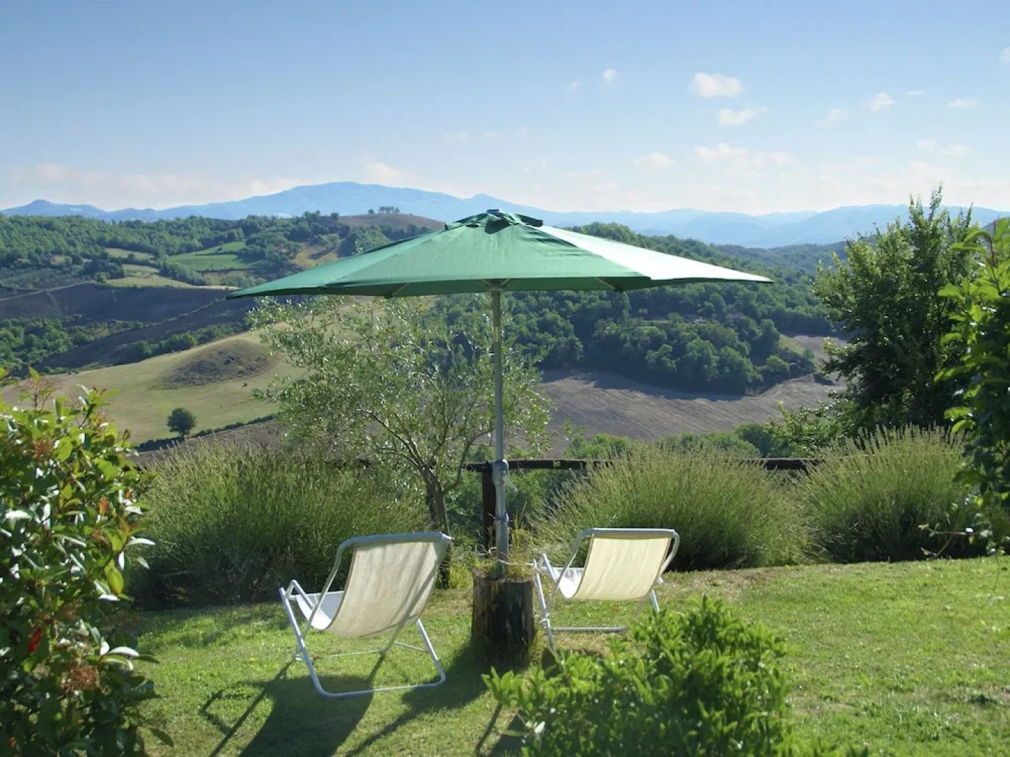 Rustic Apartment in Caprese Michelangelo near Lake
