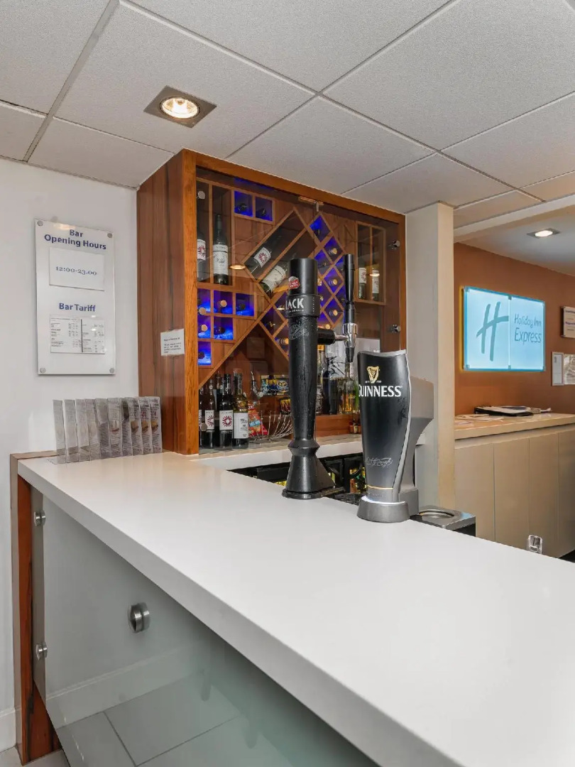 Holiday Inn Express London Gatwick - Crawley by IHG