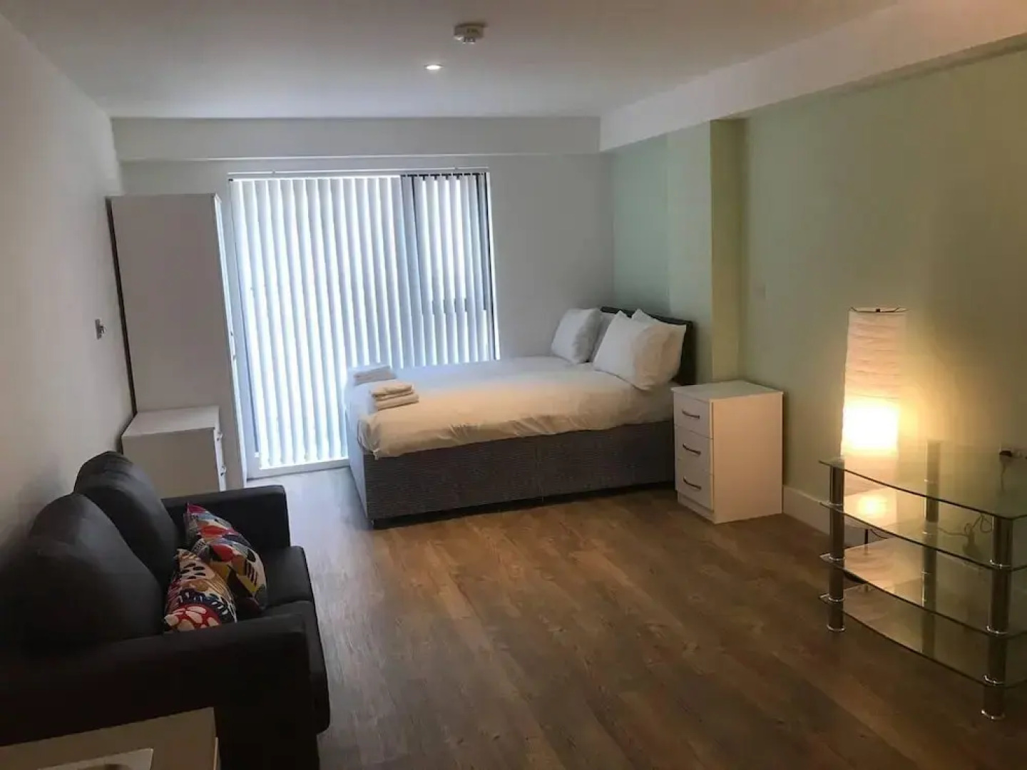 Spacious studio apartment in the heart of Oldham