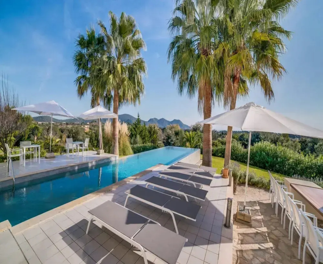 Spacious Villa With Infinity Pool