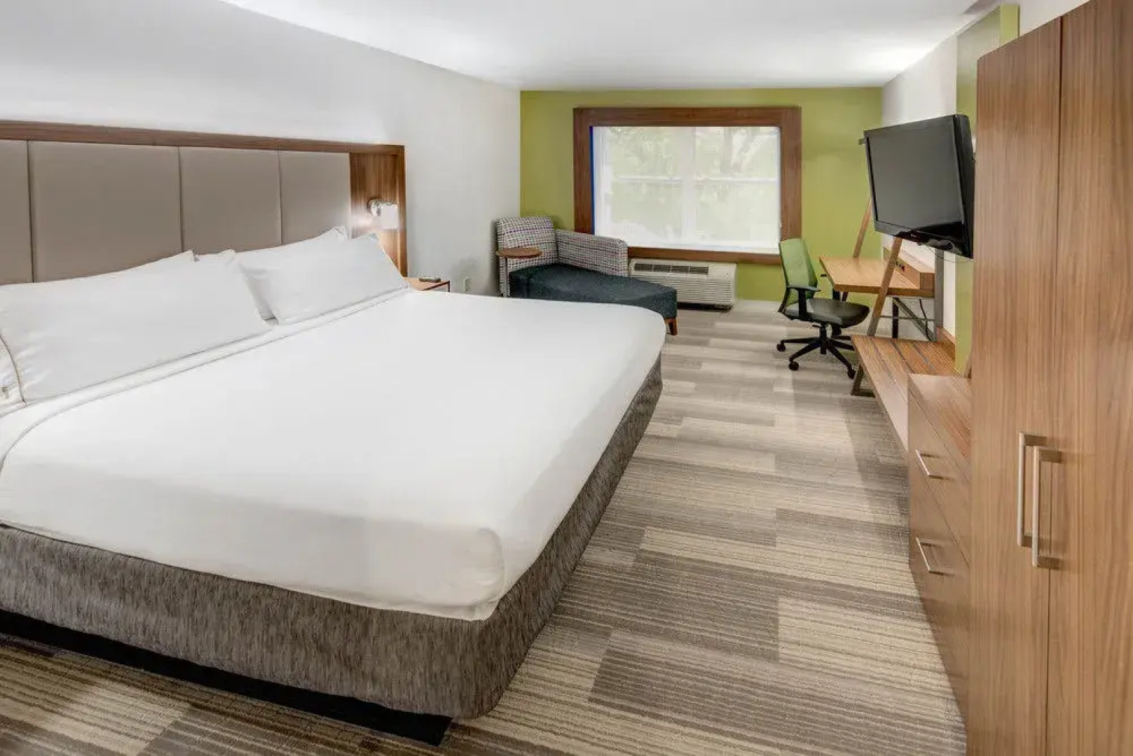 Holiday Inn Express & Suites Woodbridge