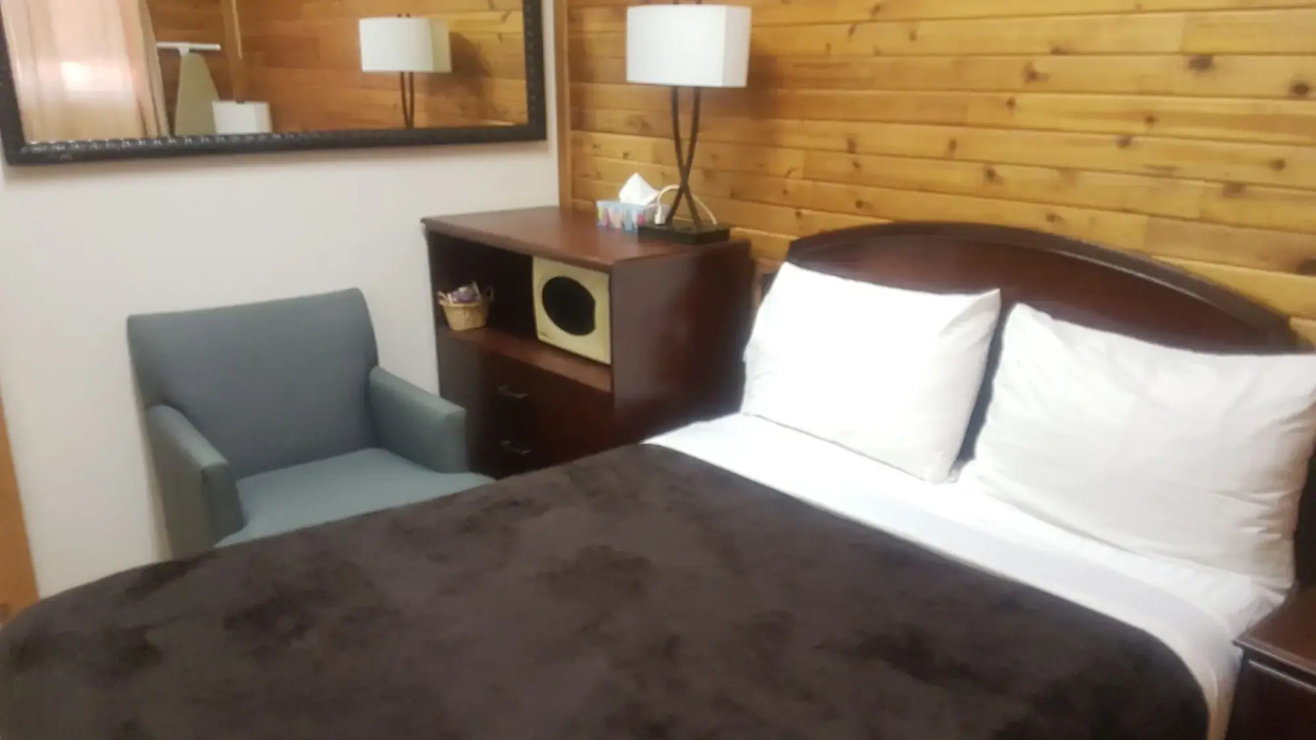 Parkway Motel & European Lodges