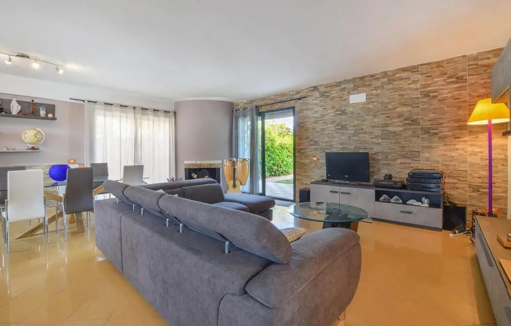 Amazing Home in S. Croce Camerina RG With 6 Bedrooms, Private Swimming Pool and Outdoor Swimming Pool