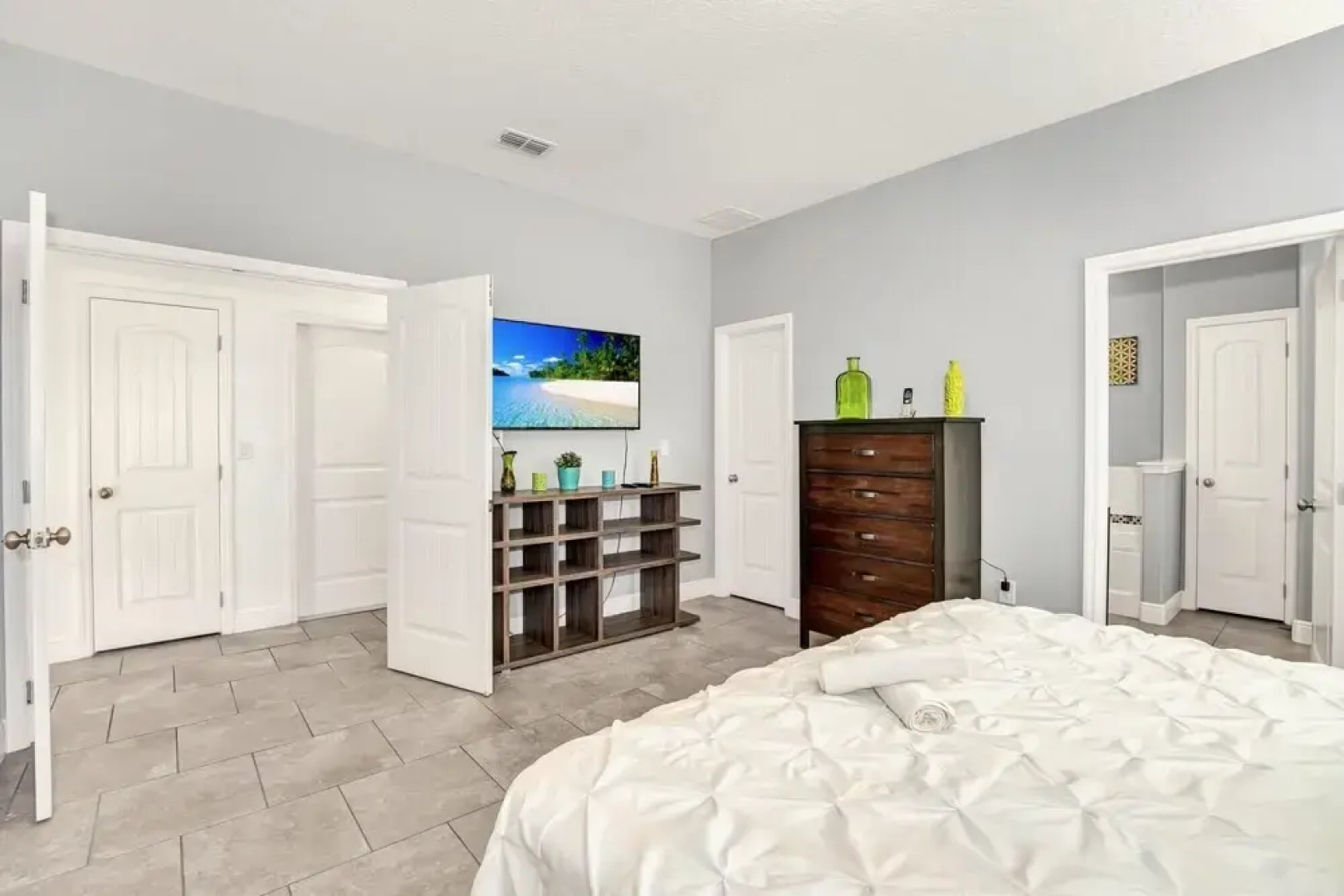 5BR Luxury Family Home - Pool BBQ and Netflix