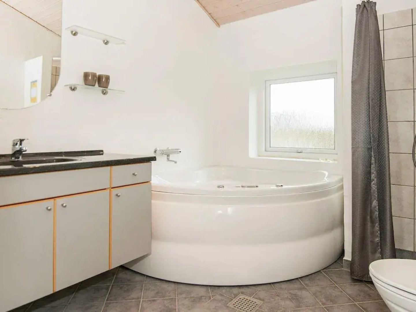 Delux Holiday Home in Lemvig With Whirlpool