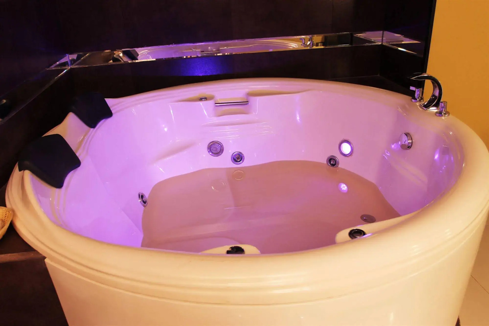 Laurents Deluxe Hotel