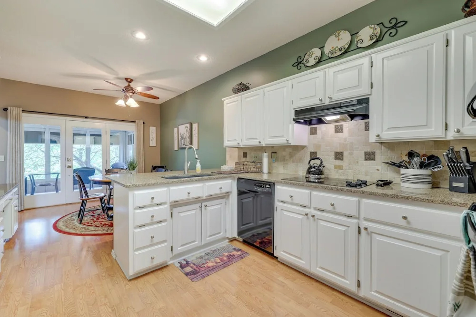 Bella Vista Home w/ Kayaks & Deck on Loch Lomond!