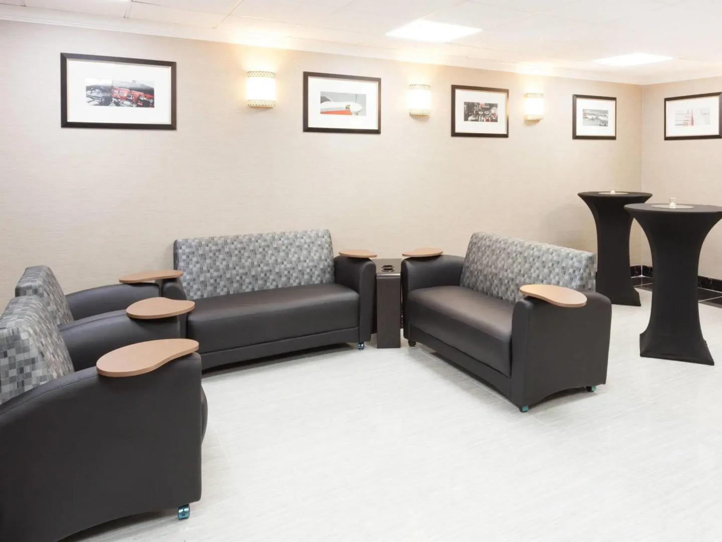 Ramada Plaza by Wyndham Chicago North Shore