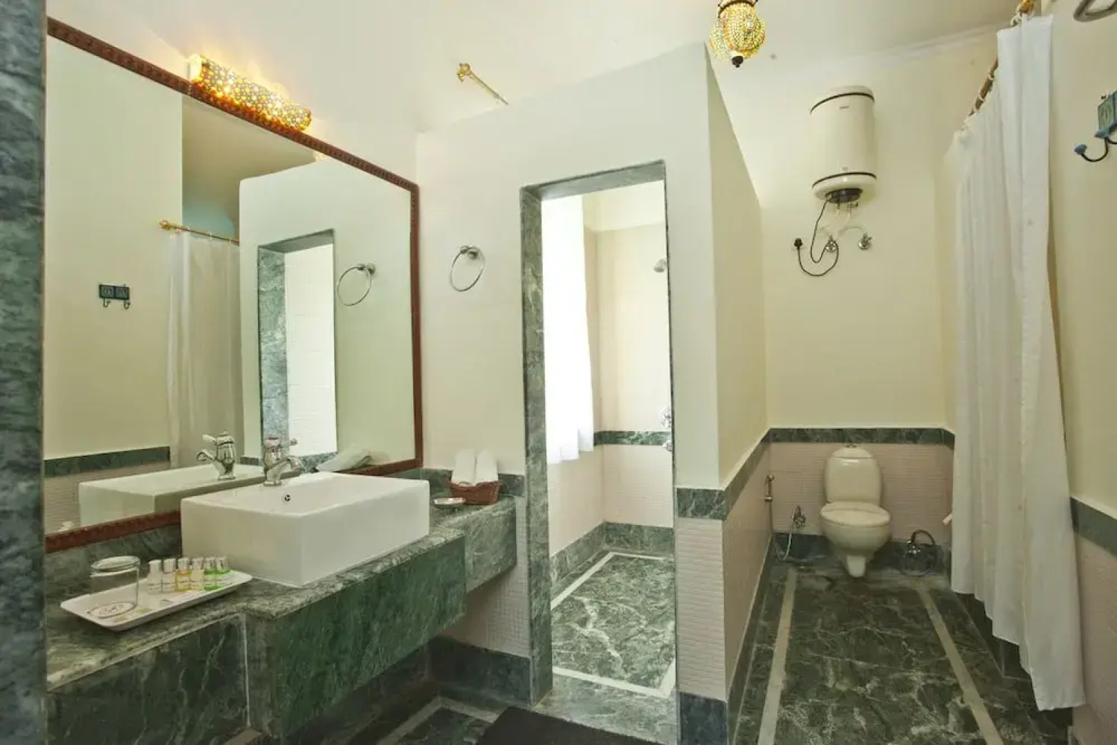 Sara Vilas Hotel