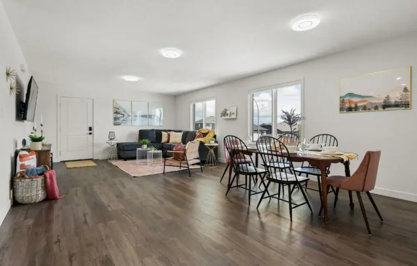 Livingston Way I Sleep 6 I Netflix I Kitchen I TV