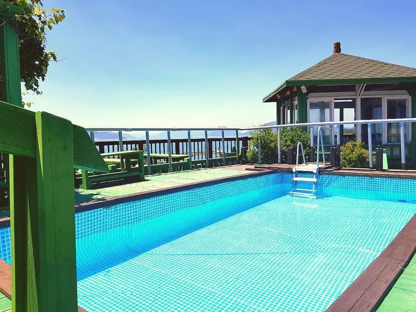 Geoje Arms on Shoulder Pension