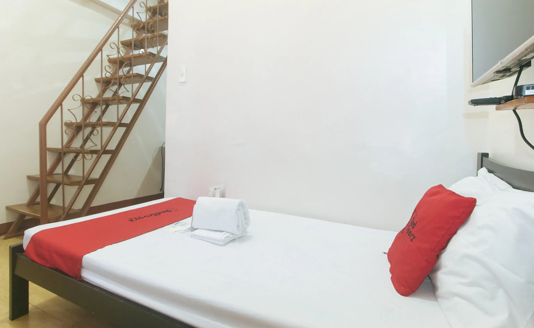 RedDoorz @ Moonwalk Paranaque