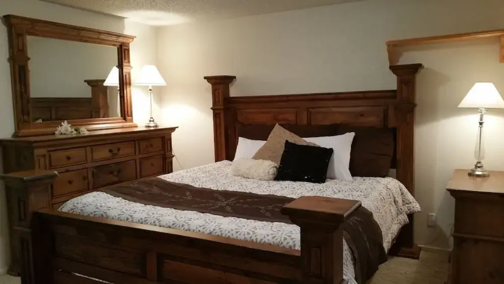 Quiet 2 Bdrm-Gourmet Kitchen-Comfy King