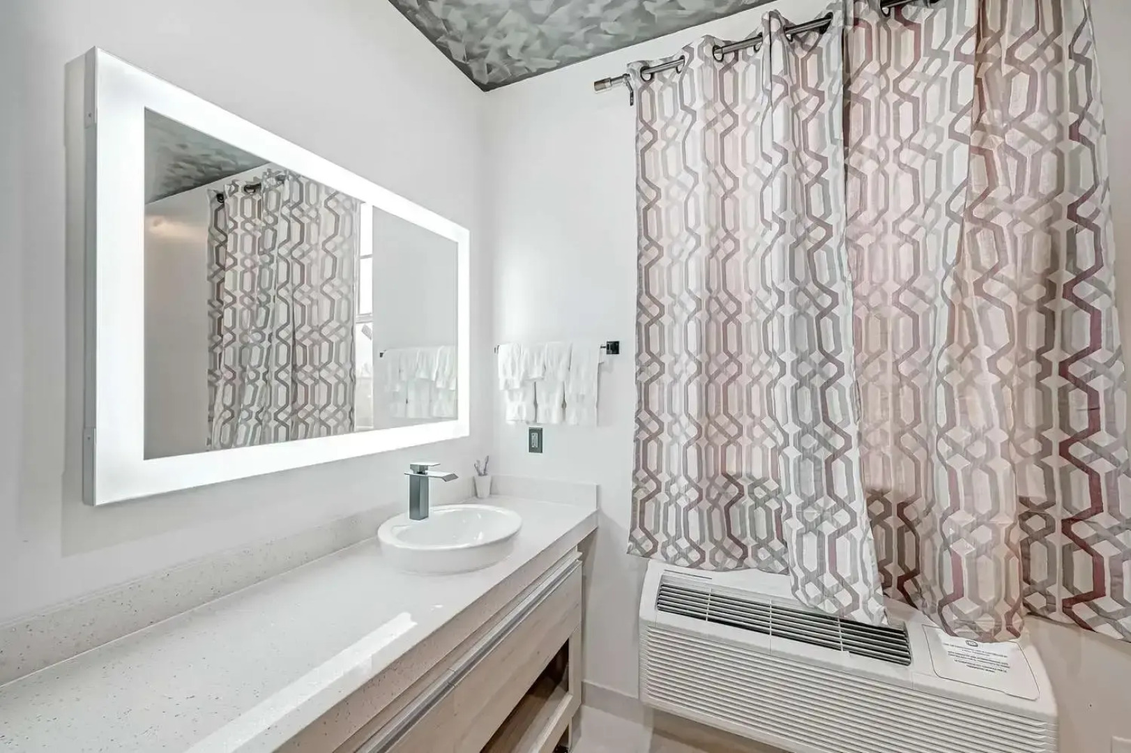 Comfeeni Inn and Suites