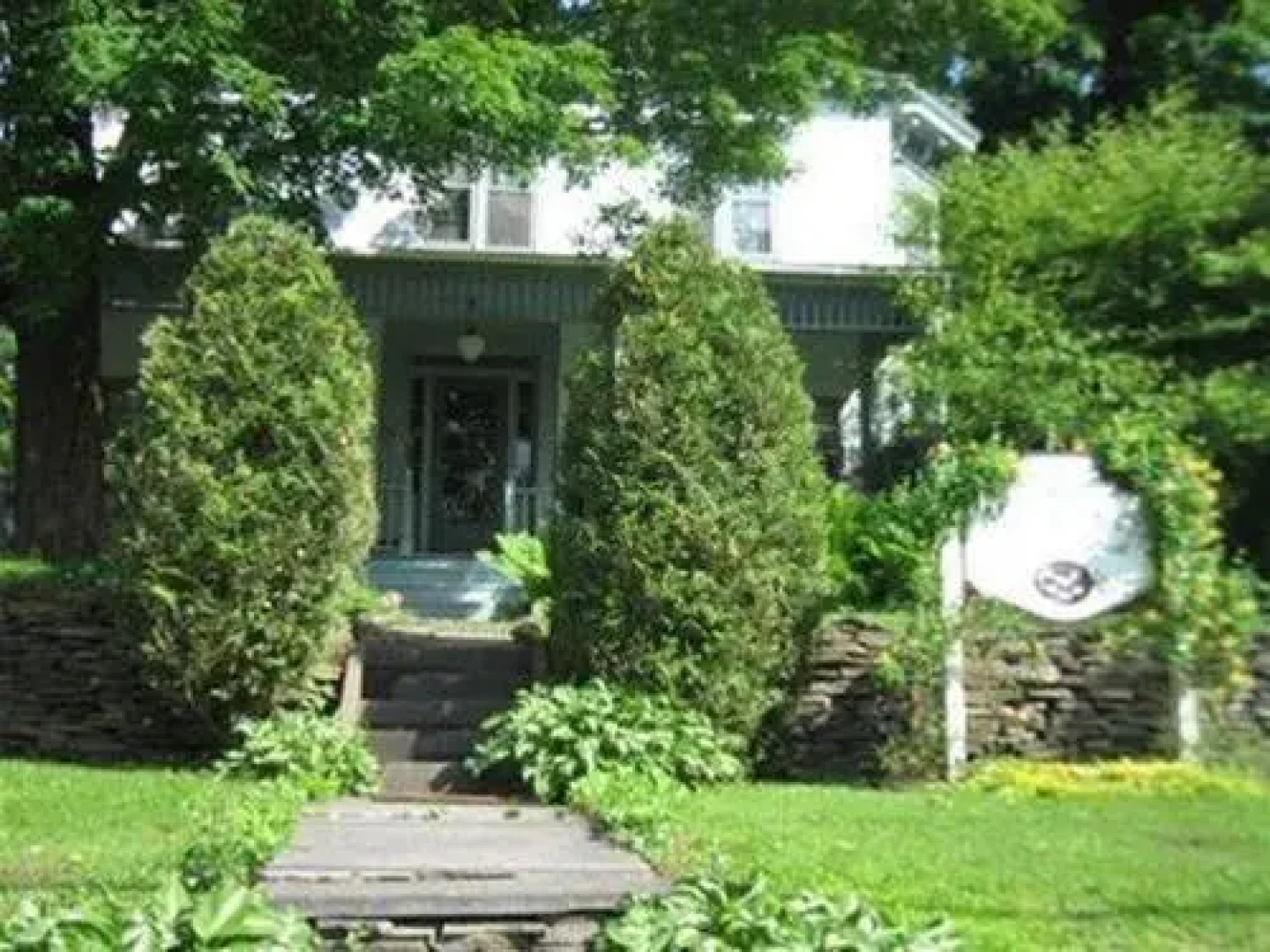 42 Montgomery Bed and Breakfast