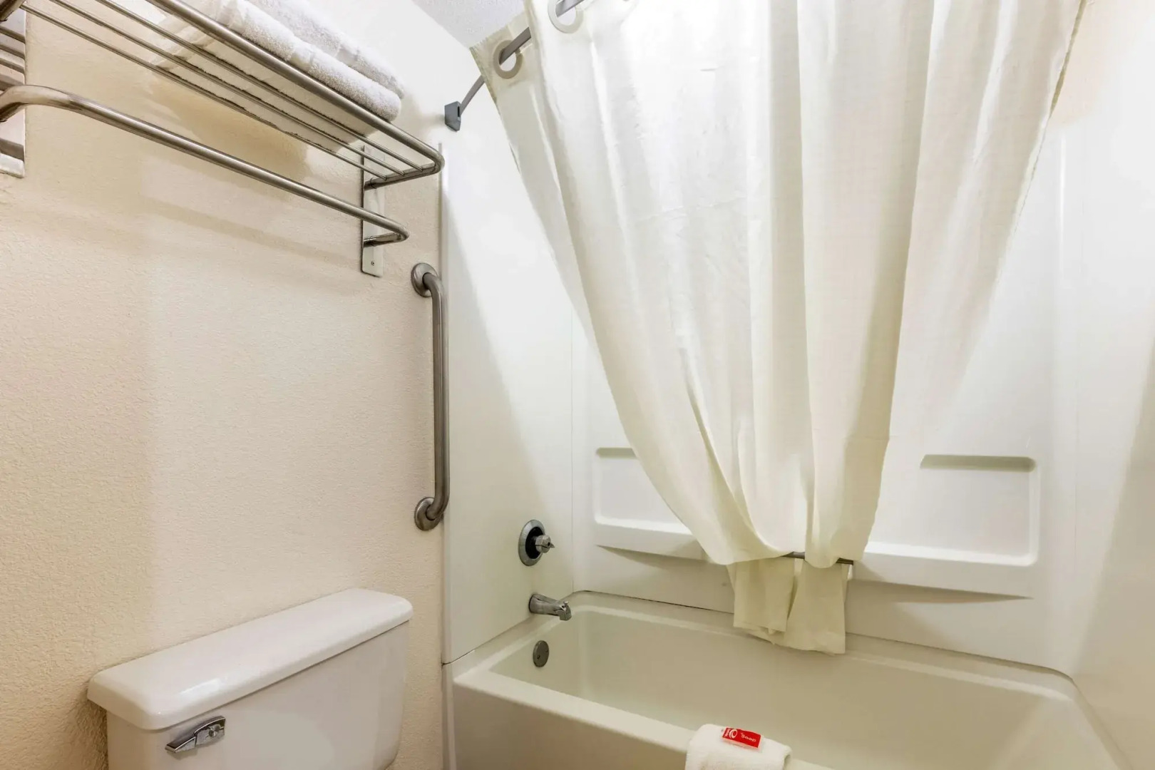 Econo Lodge Inn & Suites Memphis East