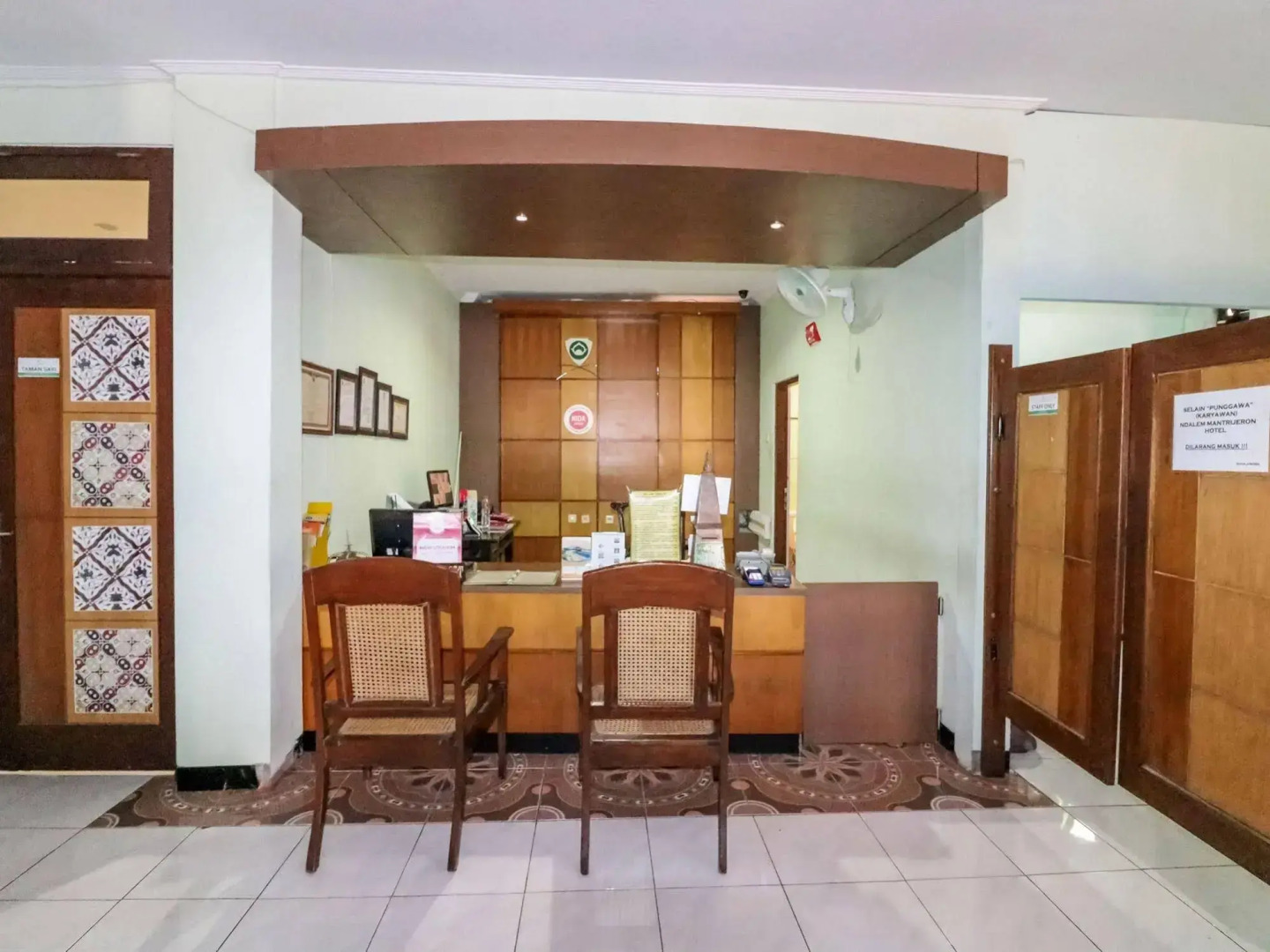 OYO 512 Ndalem Mantrijeron Hotel