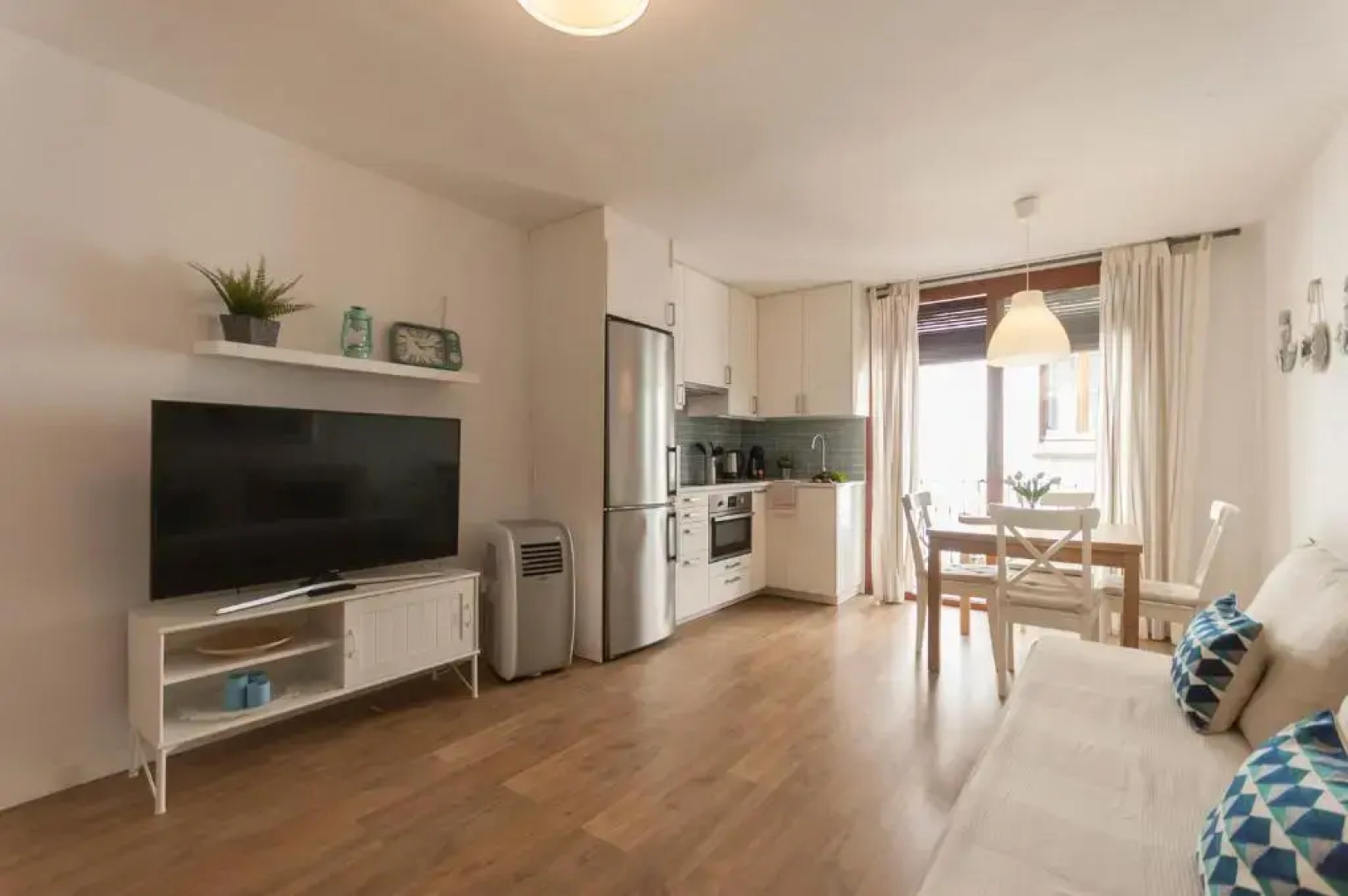 Lets Holidays Centric House with Parking