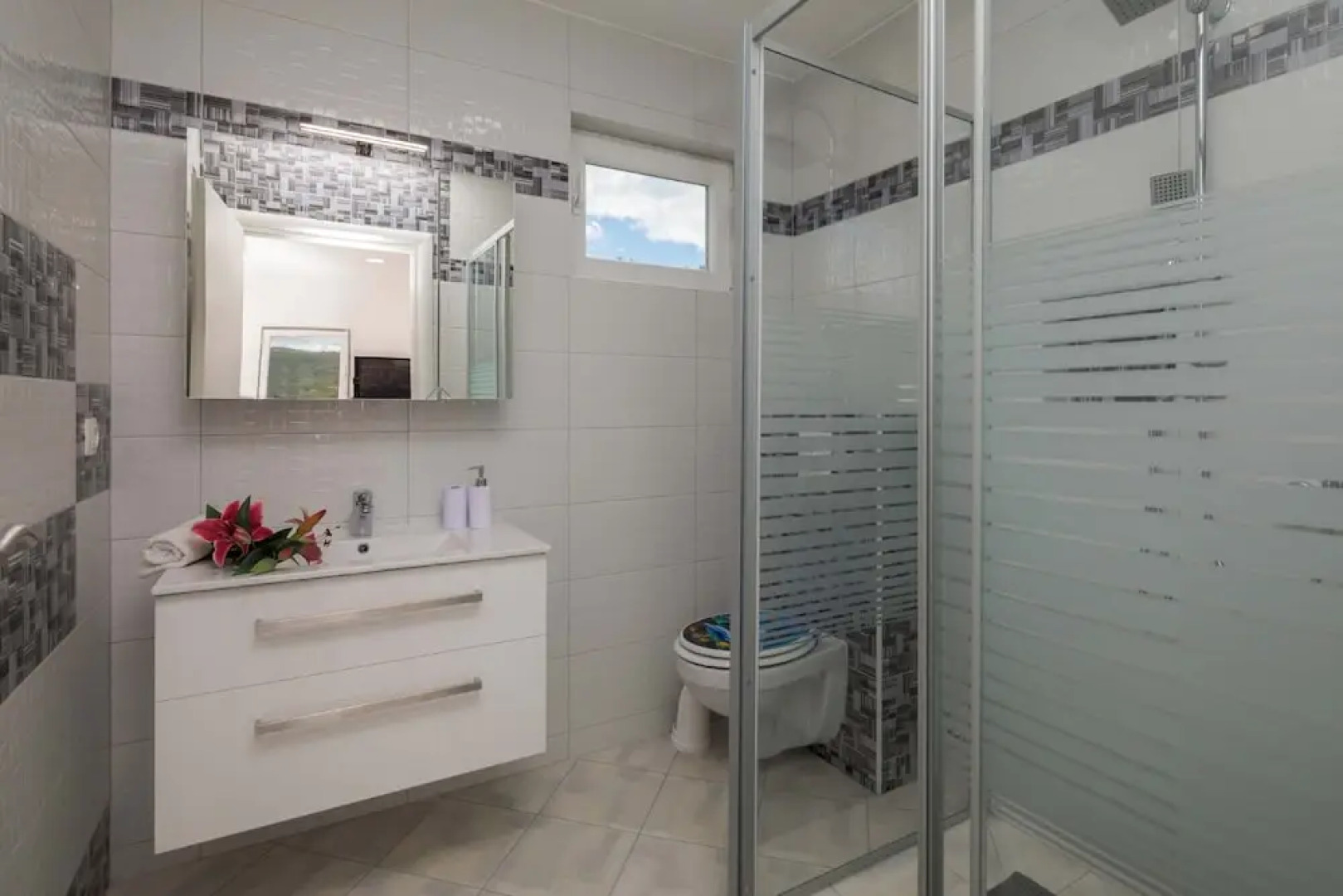 A8 - Modern apt With Terrace, 3 min Walk to Beach