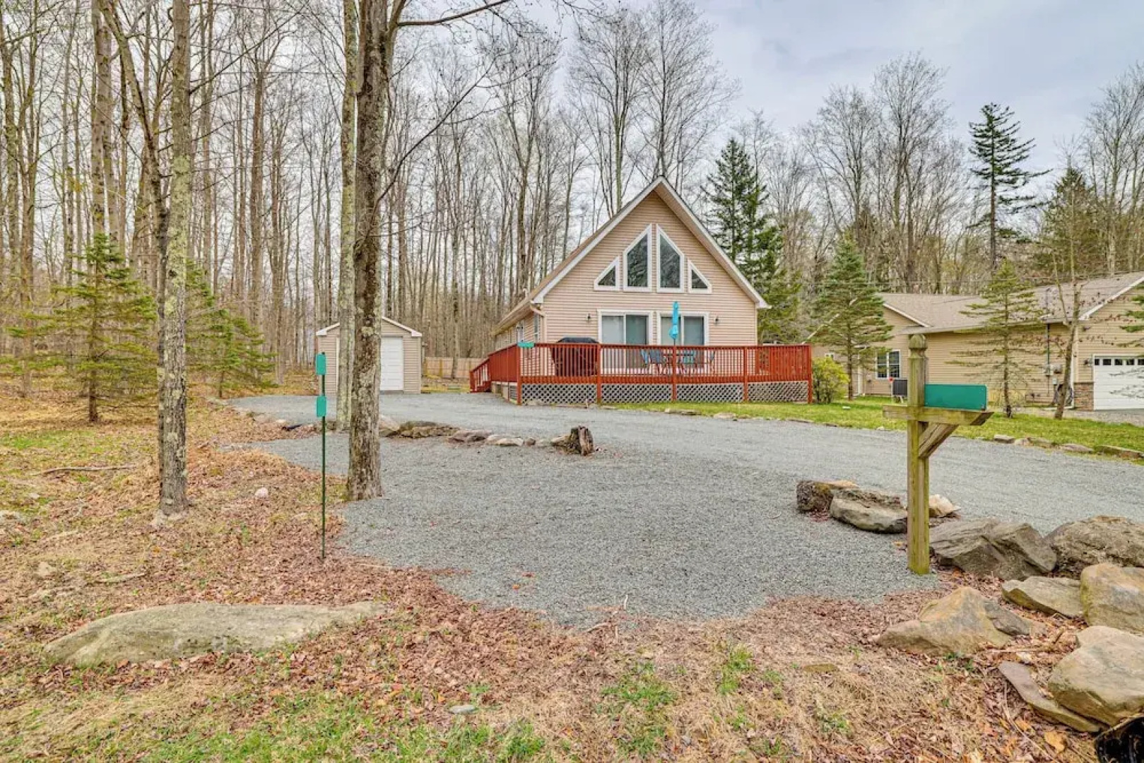Hot Tub + Decks: Tree-lined Retreat in Pocono Lake