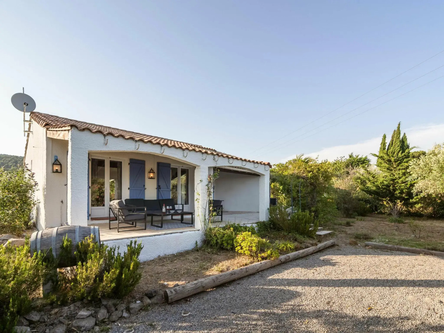 Lavish Villa in Pouzols-Minervois with Jacuzzi