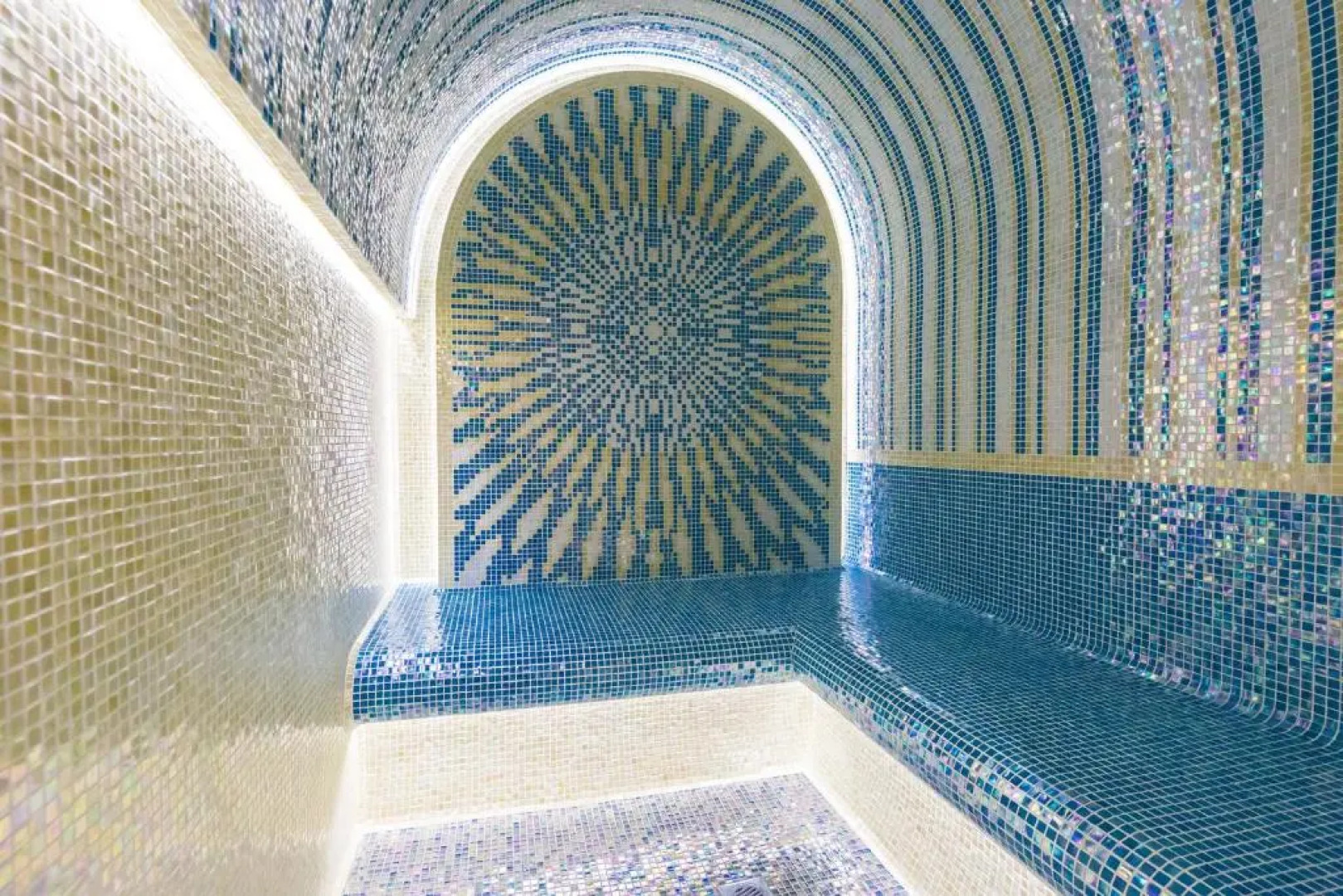 Carmencita Studio B14 with pool & gym