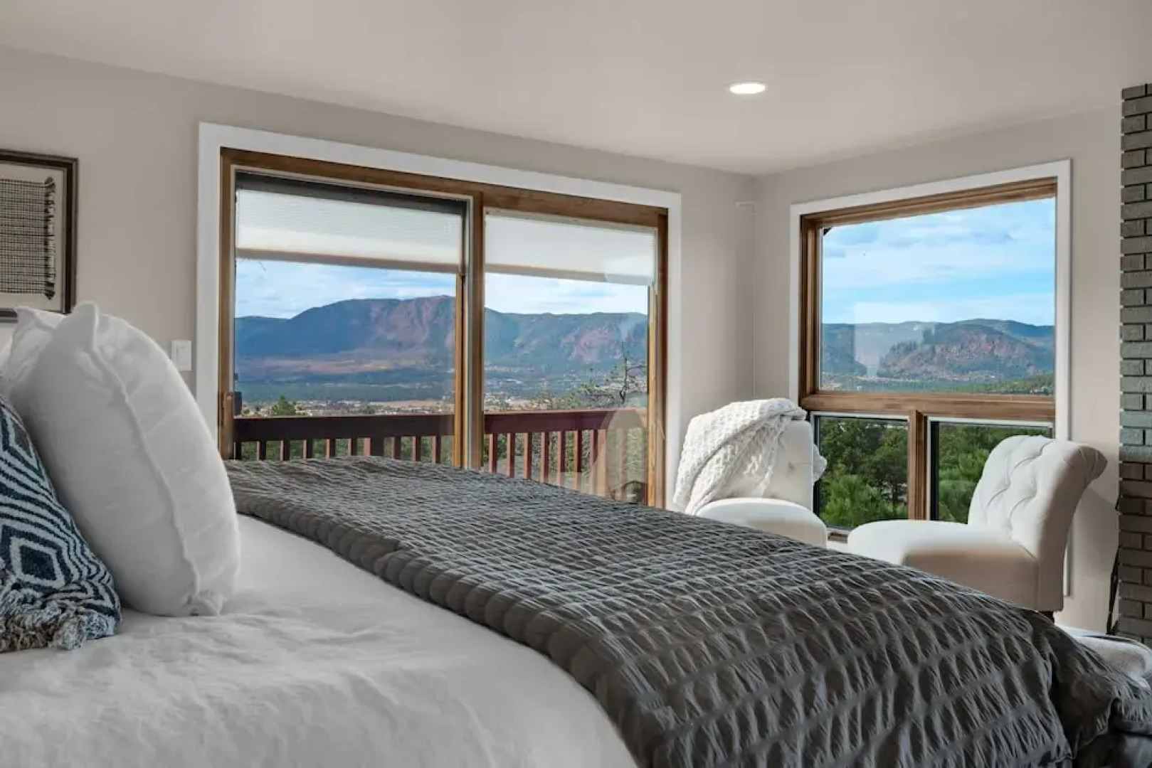 Expansive Monument Home: Hot Tub & Mountain Views!