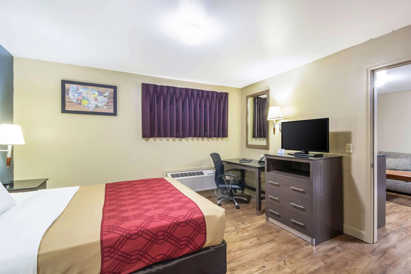 Econo Lodge Inn & Suites I-35 at Shawnee Mission