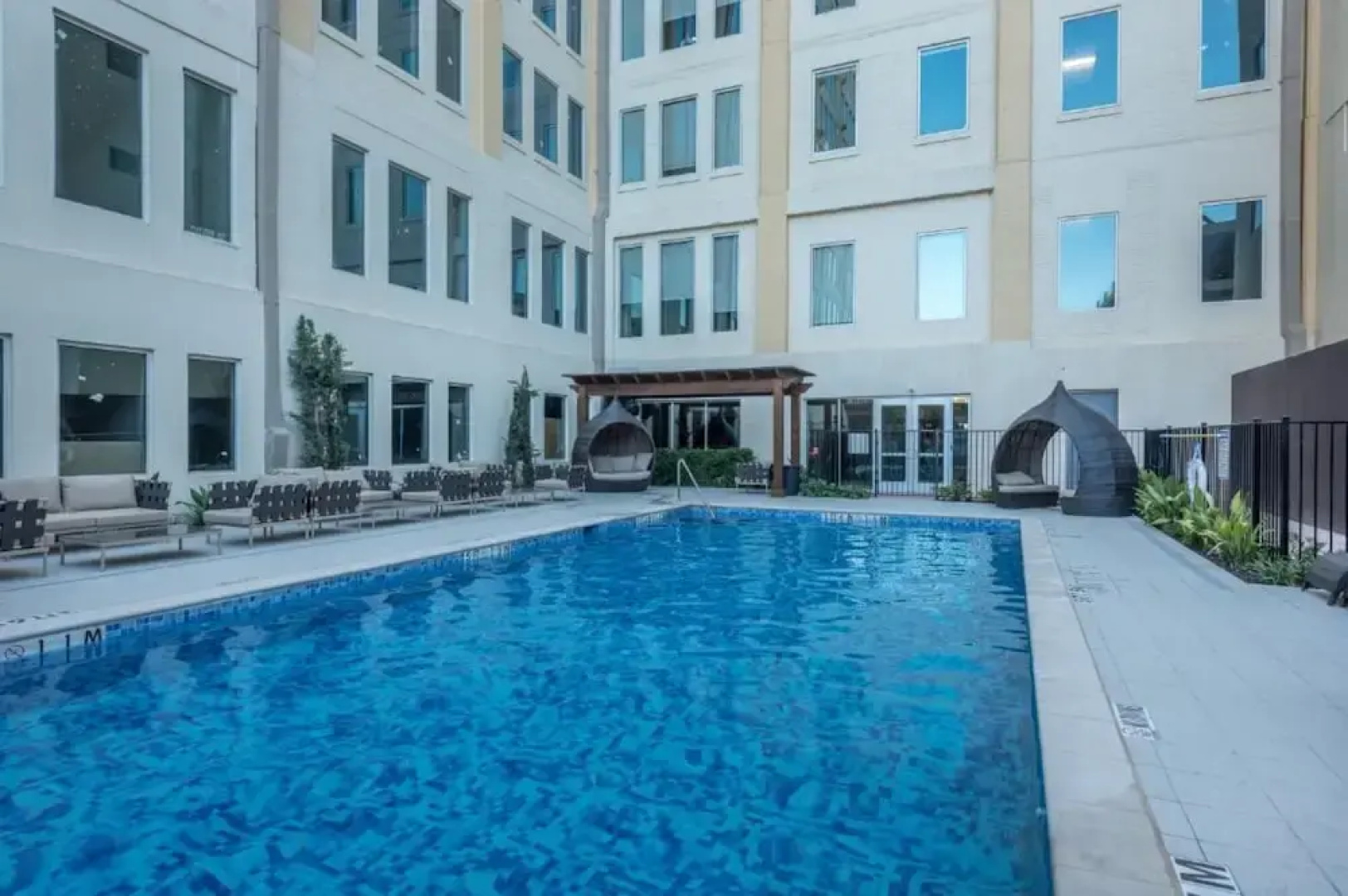 Downtown Dallas Apartments by Hosteeva