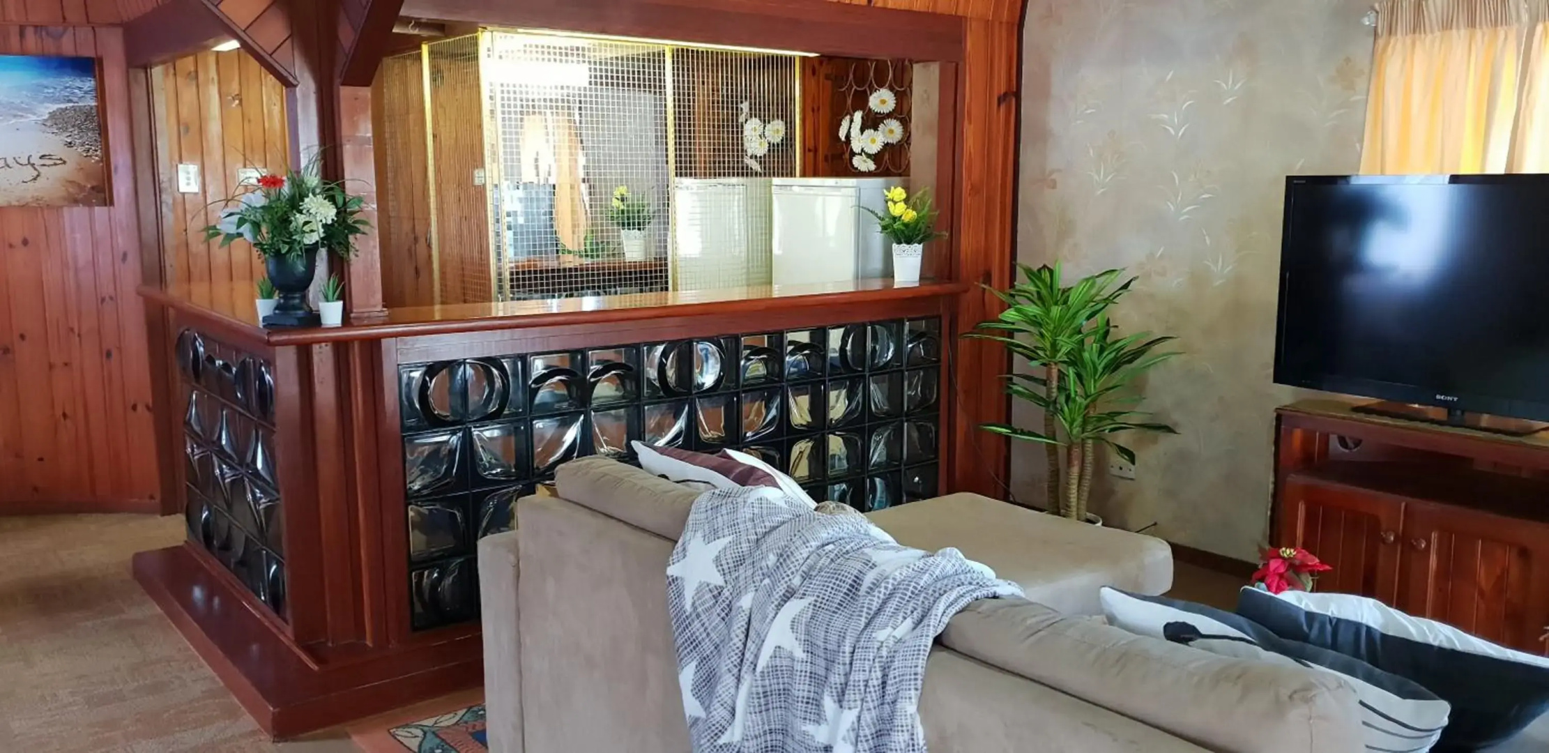 WOODY Pt - AMAZING 1970's SHARE HOUSE BY THE SEA-3 rooms available!
