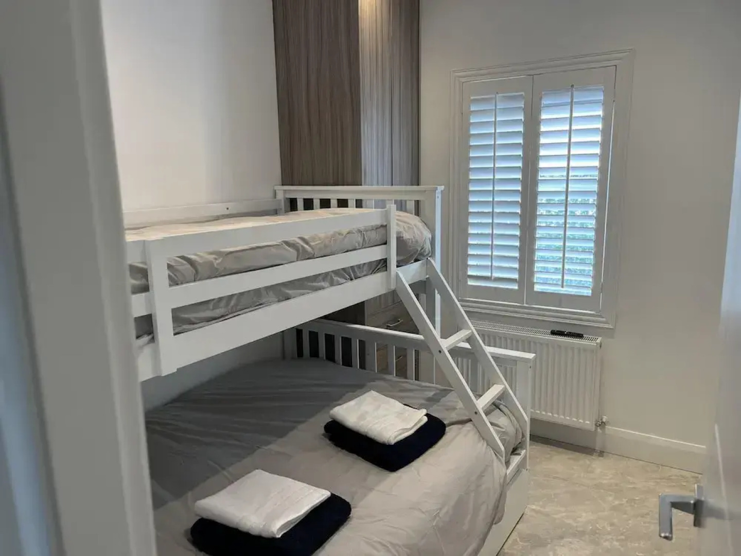 3 Bedrooms - 6 Guests - Fireplace - Near Beach