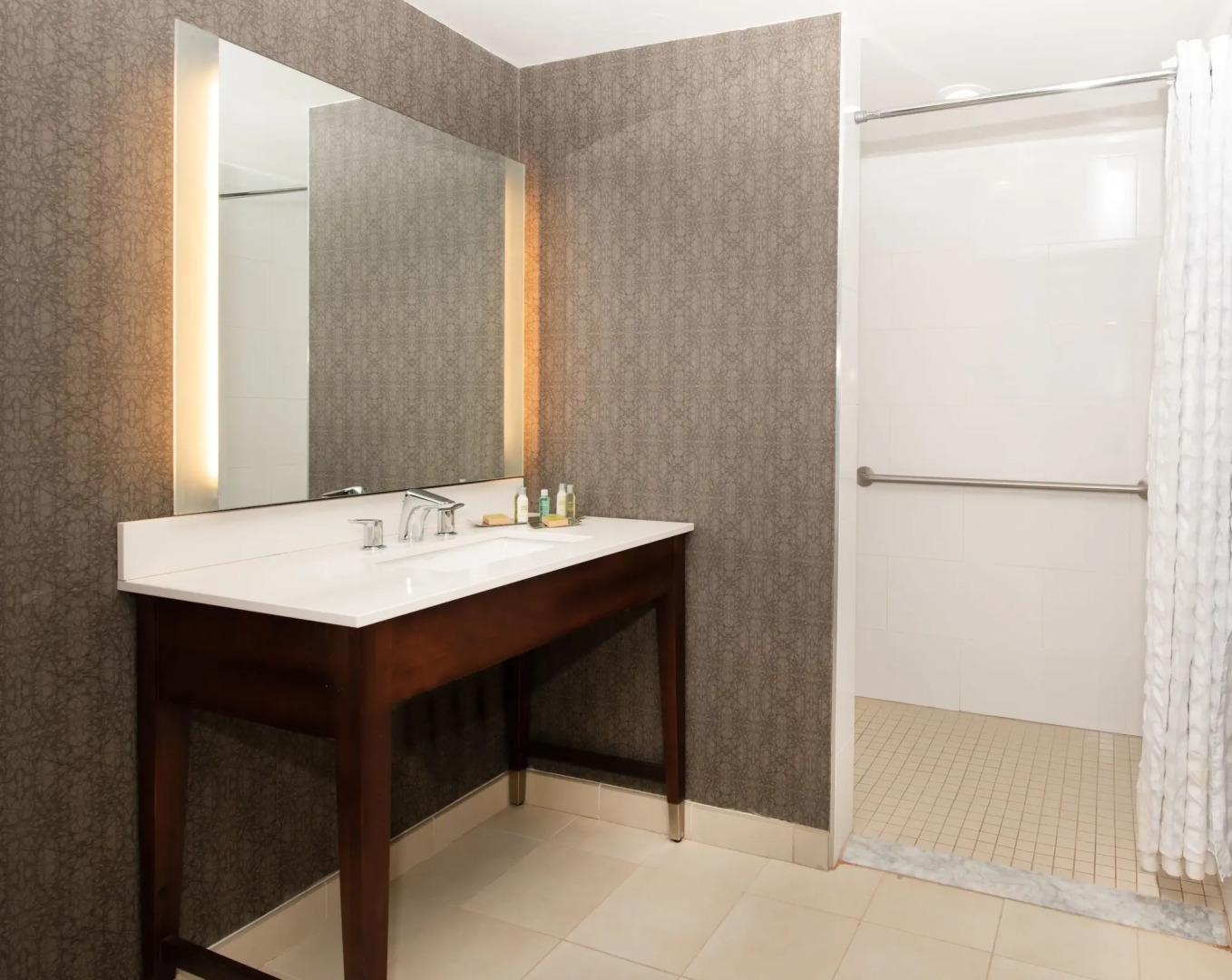 DoubleTree by Hilton Hotel & Suites Charleston Airport