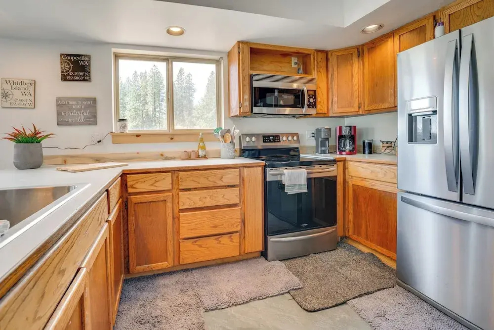 Mtn-view Getaway w/ Spacious Deck in Republic!