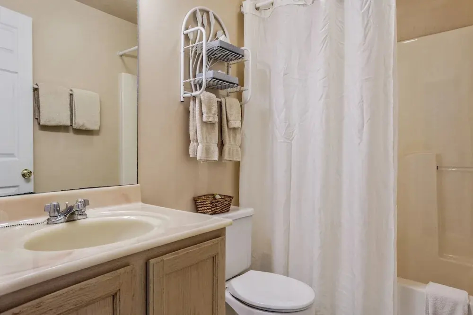 Glen Cove Inn & Suites