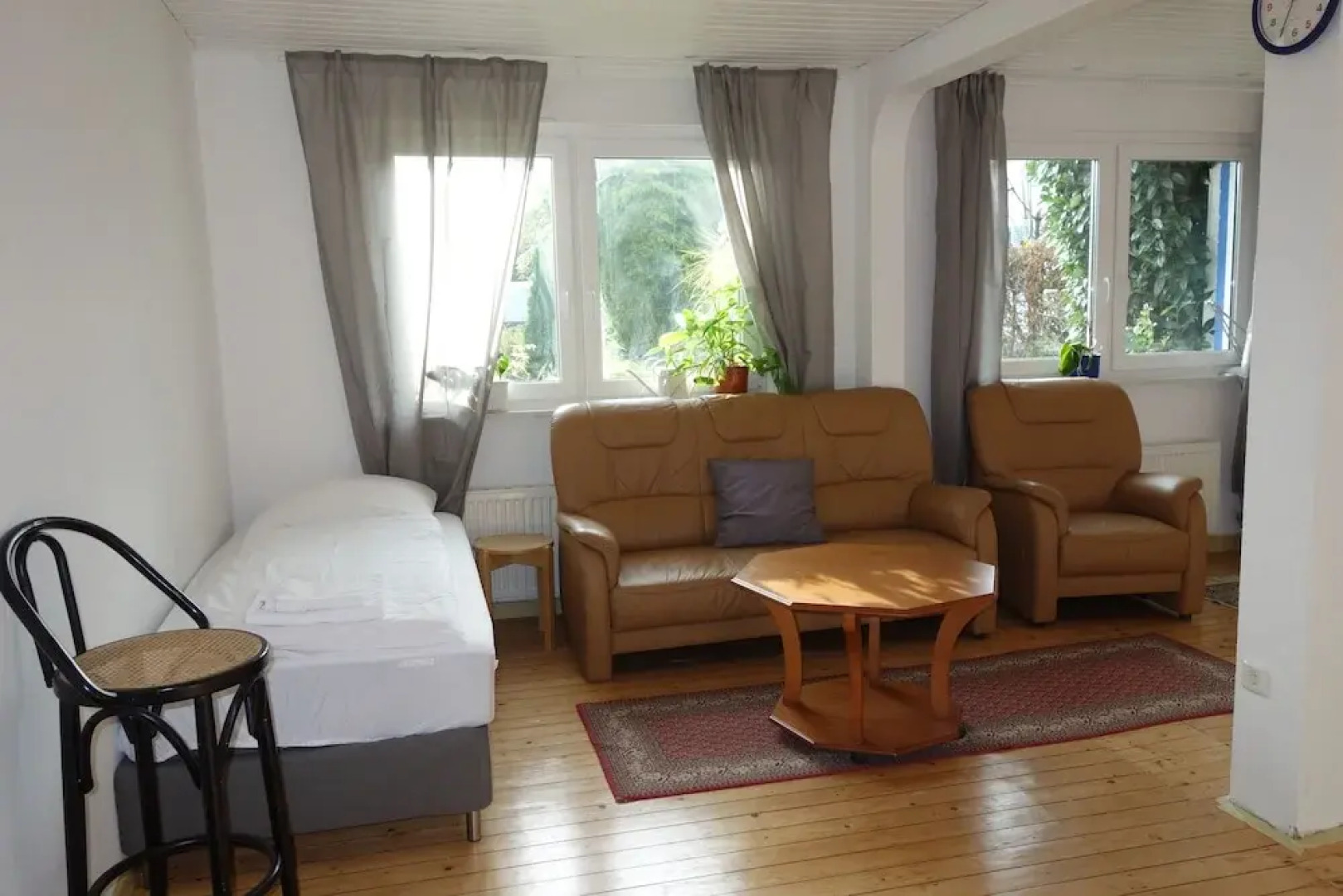 Tolstov-Hotels Large 3 Room Apartment with Garden