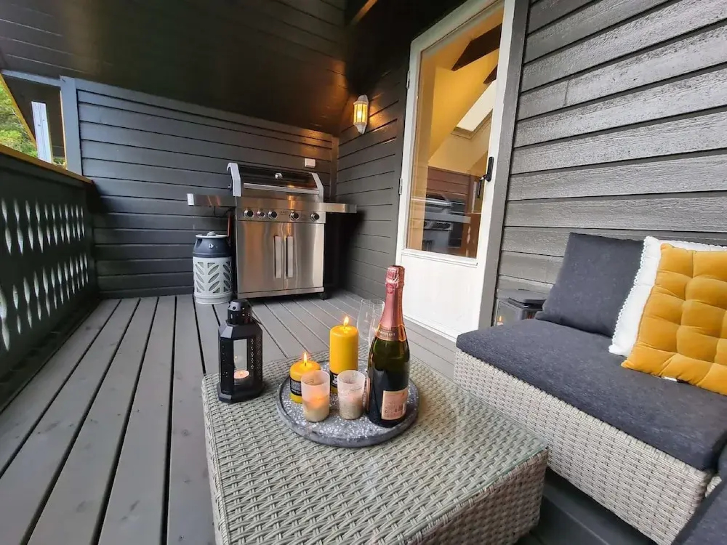 Beautiful Penthouse Near Center, 2-bedroom, Balcony and Free Parking