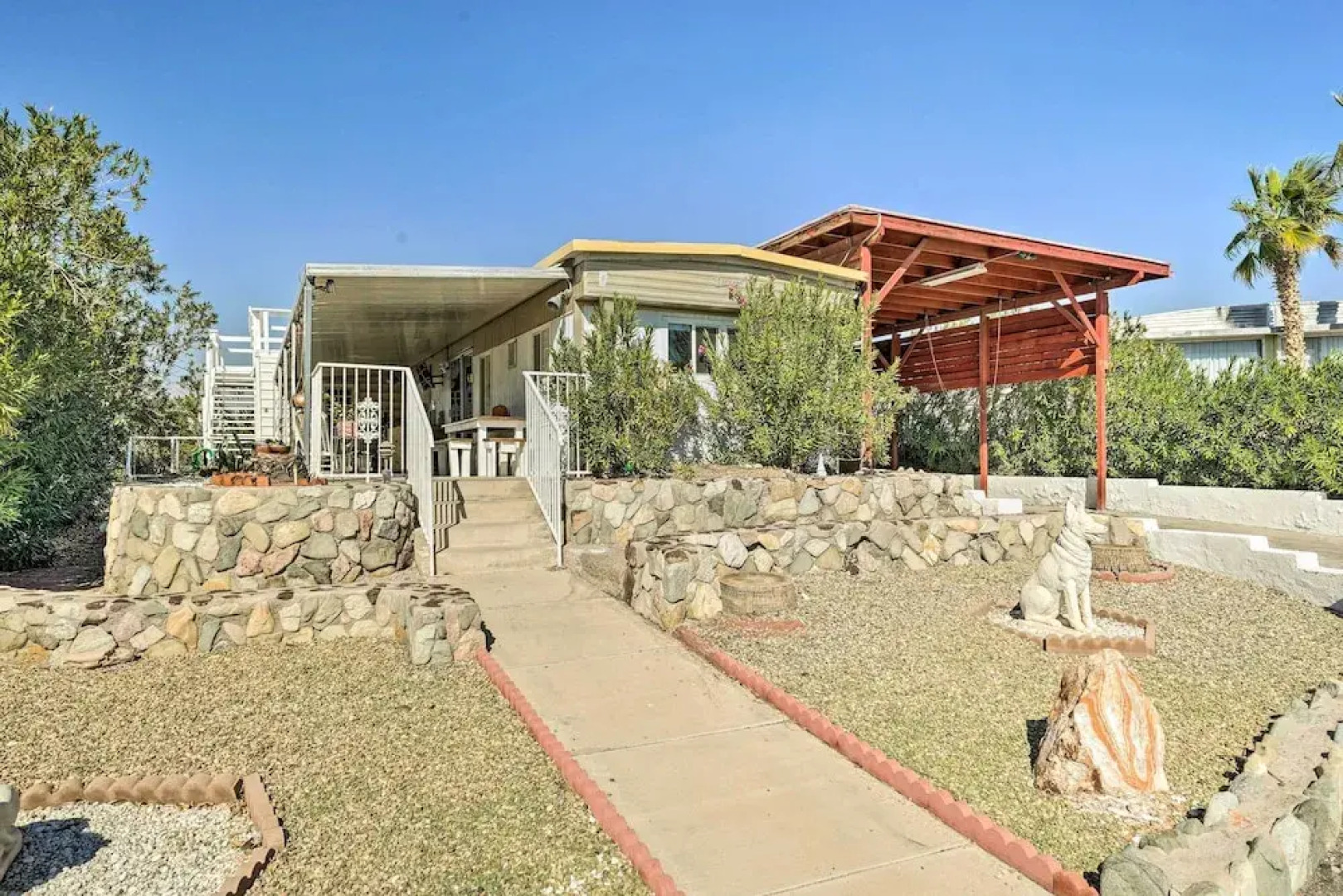 < 1 Mi to Lake Havasu: Pet-friendly Home